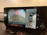 【パノラミックビューモニター】映像で、見づらい車両周辺の確認をアシスト。クルマを真上から見ているような映像を表示。 運転席から確認しにくい車両周囲の状況を把握。