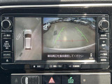 【マルチアラウンドモニター】まるでクルマを真上から見下ろしたかのような視点で駐車をサポートします!クルマの斜め後ろや真横など、前後左右の4つのカメラの映像が合成されて、モニターに映し出されます。