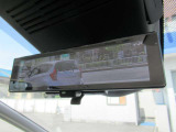 『スマートルームミラー』付き♪♪ 後席乗車の方の頭で後続車を確認できない時には後部カメラが撮影する映像をここに表示させて後方の確認ができます♪♪