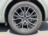 20インチ純正アルミホイール装備 全車両に標準装備の純正アルミホイールは、純正ならではのバランスの良いデザインと、走行安定性をお楽しみ頂けます。