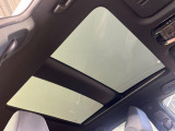 【調光パノラマルーフ】車内の解放感が一気に上がる大型パノラマルーフに調光機能がプラス!日差しが強い時、シェードを閉めなくてもガラスの透明度を調整することで心地よい明るさに♪