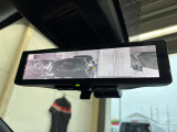 クリアな後方視界を実現。インテリジェントルームミラーです。乗員、ヘッドレスト、積載物などでさえぎられがちなルームミラーの後方視界をクリアに保ちます。夜間や悪天候でもクリアな後方視界を確認できます!!