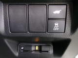 パワーテールゲートの開閉、パーキングセンサーや横滑りを防ぐVSA等のスイッチ類は運転席の右側、手の届きやすい位置にあります。