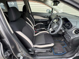 【運転席&助手席】シートは硬くなく座りやすい仕様です!シート色が黒色なので汚れも目立ちにくいですよ(^▽^)/ホワイトの差し色もキレイです♪