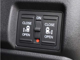 【両側電動スライドドア】ボタンを押すだけで両側のスライドドアの開閉が可能。もちろんキーからの操作も可能。お子様を抱いている時・両手いっぱいの荷物を持ってる時など非常に役立ちます。