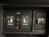 【両側パワースライドドア】両側がパワースライドドアになっており、運転席のスイッチやスマートキーでも開閉が可能です!開口部も広いので乗り降りも楽々♪