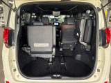 トランク収納スペースをご確認ください。荷物の積み下ろしがしやすい広さを確保しており、日常使いからレジャーまで幅広く活用できます。
