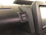 充電用USB端子、オーディオ用USB入力端子が設置されています。