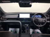 ディスプレイや操作スイッチを水平に集約、運転中の視線移動や動作を最小化できるようなレイアウトになっています。ドライバーは運転に集中でき、一緒に乗る方は心地よく移動を楽しめる空間となっています。