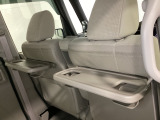 運転席・助手席の背もたれには、2列目シート用にカップホルダー付きの「格納式のシートバックテーブル」を装備しています。休憩時のちょっとした時間などカップを置いたり、小物置きに使えて便利です。