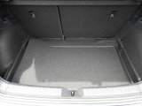 トランクの開口部は、ほとんど車体の全幅分が開く設計になっているので荷物の出し入れが非常にしやすくなっています。