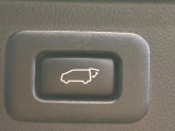 【パワーバックドア】スマートキーや運転席のボタンを押すだけでリアゲートが自動で開閉します!荷物を持っている時や、高い位置にあるバックドアを閉める際に便利な機能です♪