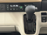 CVT車のセレクトレバーです。低速から高速まで、変速ショックのないスムーズな走りと、エンジン効率のよい領域を維持して燃費にも貢献します。サイドブレーキはスイッチ操作の電子制御パーキングブレーキ。