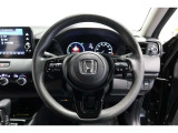 運転中もハンドルでの操作が可能です。特に高速道路等の目が離せない運転時には、便利さだけでなく、安全性も兼ね備えております。