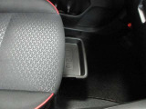 室内に小物を入れる収納スペースがあれば車内が片付きますね☆