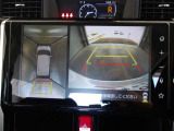 バックモニター付きで慣れない駐車場や車庫入れをサポートします。