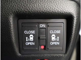 両側パワースライドドア付きだから、狭い駐車スペースなどでの 乗り降りラクラク!小さなお子さまのいるご家庭には嬉しい装備。