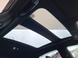 【パノラマルーフ】大型のガラスルーフ搭載で車内の解放感が一気にアップ!開放的なドライブをお楽しみいただけます。