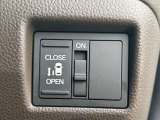 片側電動スライドドアが装備されています!荷物で手が塞がるなど簡単にドアの開閉が出来ます!何より力いらずで開閉OK!電動機能はOFFにもできますから元気なお子様の駆け出しも安心!