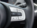 【アダプティブクルーズコントロール】ステアリングのスイッチを操作するとミリ波レーダーで先行車との距離を測定。設定を適切に保ちながら加速・減速、さらに停止まで自動に追従します。