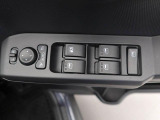 パワーウィンドウのスイッチです。 運転席に居ながら助手席の窓を開け閉めできるので便利ですよ。 ロック機能も付いてるので子供がイタズラして窓を開けるという事もできなくできますよ。