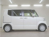 リアには左右スライドドアを採用。狭い駐車場でも開閉しやすく、強風の日でもドアが煽られにくくなっております。小さなお子さまやご年配の方も安心して乗り降りできます。