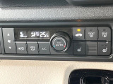 【オートエアコン】一度お好みの温度に設定すれば、車内の温度を検知し風量や温度を自動で調整。暑い&hellip;寒い&hellip;と何度もスイッチ操作をする必要はありません。快適な車内空間には必須の機能ですね♪