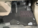 新品の純正フロアマット付きです。ドライブの際に気分良く乗って頂けます。