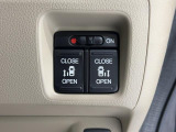 【電動スライドドア】両側に電動パワースライドドアがついております。ご年配の方や小さいお子さんの乗り降りも楽々ですね。万が一ドアに手を挟んでしまっても、挟み込み防止機構が付いて安心です。