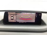 狭い場所での駐車やすれ違いなどでより的確な運転操作に役立つ360&deg;ビューモニターが装備されています。