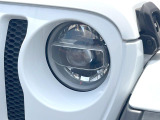 ●LEDヘッドライト:夜間走行時も良好な視界を確保し安心して運転できる高輝度LEDヘッドライトを装備!点灯速度が早く、消費電力も抑えられています。