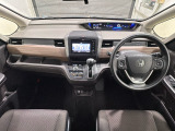CVT車のセレクトレバーです。低速から高速まで、変速ショックのないスムーズな走りを実現するとともに、エンジン効率のよい領域を維持することで燃費にも貢献します。