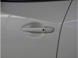 【スマートキー】ドアの施錠もボタンを押すだけ。鍵は無くさない様にポケットに入れたまま。