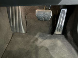 【ペダル】BMWはオルガン式アクセルペダルを採用しています。踏み込む足とペダルが同じ軌跡を描くため、かかとがずれにくく、アクセルコントロールがよりしやすくなるメリットがあります。