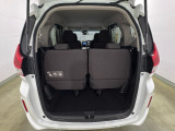 開口部も広く荷物の積み下ろしもしやすいお車となっております。3列目シートは5:5の割合で背もたれを倒しシートの跳ね上げができます。