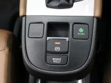 【電子パーキングブレーキ】電子制御のパーキングブレーキと、信号待ちや渋滞に便利なオートブレーキホールドを装備しております。ブレーキペダルから足を離しても自動的に停車状態を保持してくれる便利な機能です