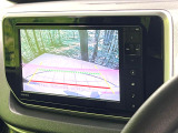 【バックカメラ】駐車時に後方がリアルタイム映像で確認できます。大型商業施設や立体駐車場での駐車時や、夜間のバック時に大活躍!運転スキルに関わらず、今や必須となった装備のひとつです!