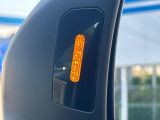 【リヤビークルディティクション】走行中、ドアミラーの死角になりやすい箇所に後続車が接近するとサイドミラー付近に警告を表示、ドライバーに注意喚起と、万一の際はハンドル操作をアシストをします。