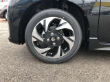 【純正アルミホイール】です!車両デザインに合わせてホイールをデザインしているため、見た目にもカッコイイアルミホイール♪洗車もラクチンで錆びません。