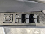 パワーウィンドウのスイッチですよ。 運転席に居ながら窓を開け閉めのコントロールできますよ。 ロック機能で、子供がイタズラして窓を開けるという事も無くなりますよ。