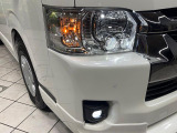 【LEDヘッドライト】悪天候や夜間走行時も良好な視界を確保し安心して運転できる高輝度LEDヘッドライトを装備!点灯速度が早く、消費電力も抑えられています。