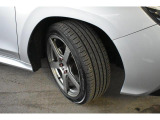 タイヤサイズは225/45R18です