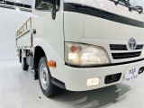 明るいライトが夜道を明るく照らしてくれます。 運転する上で、道路状況をいかに早く認識できるか重要なポイントです。 白色光が暗い道も明るく照らしてくれますよ。