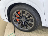オレンジキャリパー(フロントLEXUSロゴ)装着でよりF SPORTらしい印象になっております。