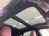 【サンルーフ】ボタンひとつで開閉可能!開放感たっぷりのサンルーフが装着されています!車内に明かりを取り入れたり景色を楽しむ以外にも、よどみがちな車内の空気も簡単に換気できて快適です!