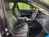 運転席まわりには十分なスペースがあり、大柄な方でもゆったり運転していただける環境です。