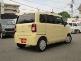 右斜め後ろからの特徴的なフォルム。狭い路地裏でも運転しやすそうな小回りが利くコンパクトボディ♪