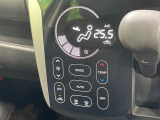 【オートエアコン】一度お好みの温度に設定すれば、車内の温度を検知し風量や温度を自動で調整。暑い&hellip;寒い&hellip;と何度もスイッチ操作をする必要はありません。快適な車内空間には必須の機能ですね♪