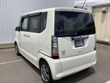 コンビネーションランプを高い位置に配置、後続車に見やすいデザインで安全にも配慮。