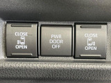 【両側スライドドア】駐車場で隣の車との間隔が狭く乗りにくい時、スライドドアなら安心!ドアオープン時も幅を取らず、開口部が広いので乗り降りがとっても簡単です。大きな荷物の出し入れも後席から可能♪